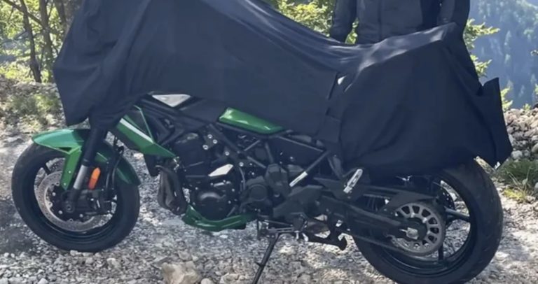 Négyhengeres Versys 900 készülhet a Kawasakinál
