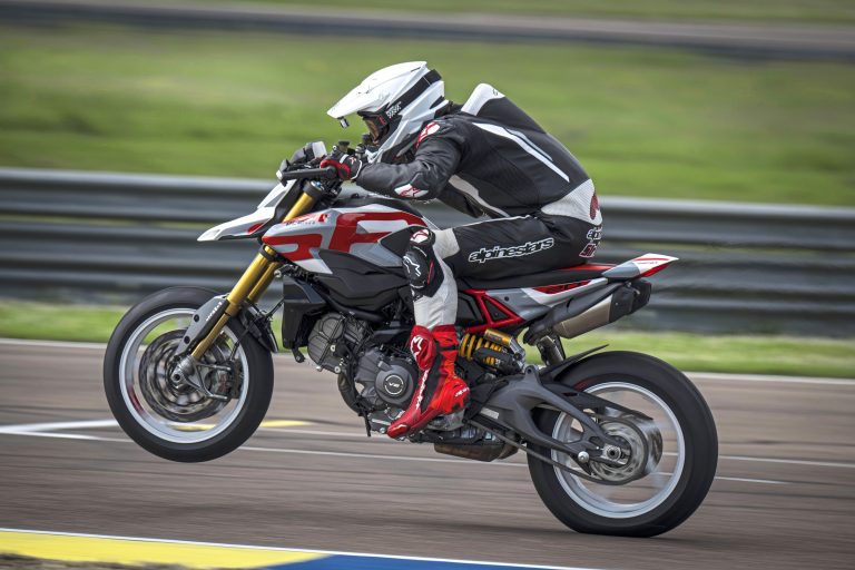 Menetpróba: Ducati Hypermotard V2 SP – részlet az aktuális lapszámunkból