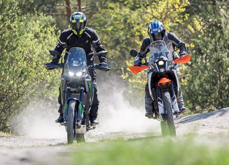 Összehasonlító teszt: Kawasaki KLE500 SE, KTM 390 Adventure R – részlet az aktuális lapszámunkból